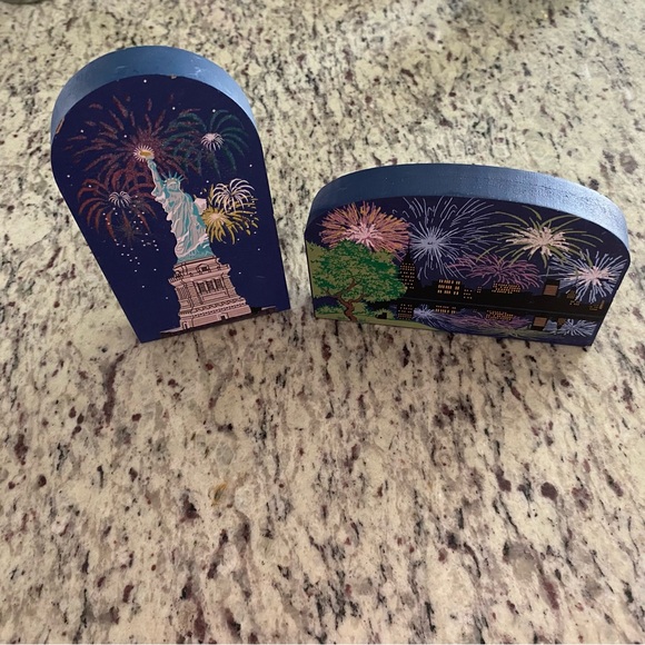 The Cat's Meow Statue of Liberty Fireworks USA wooden shelf decor vintage - Picture 7 of 7